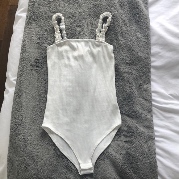 White tank bodysuit with Ruffled strapes - Picture 2 of 7